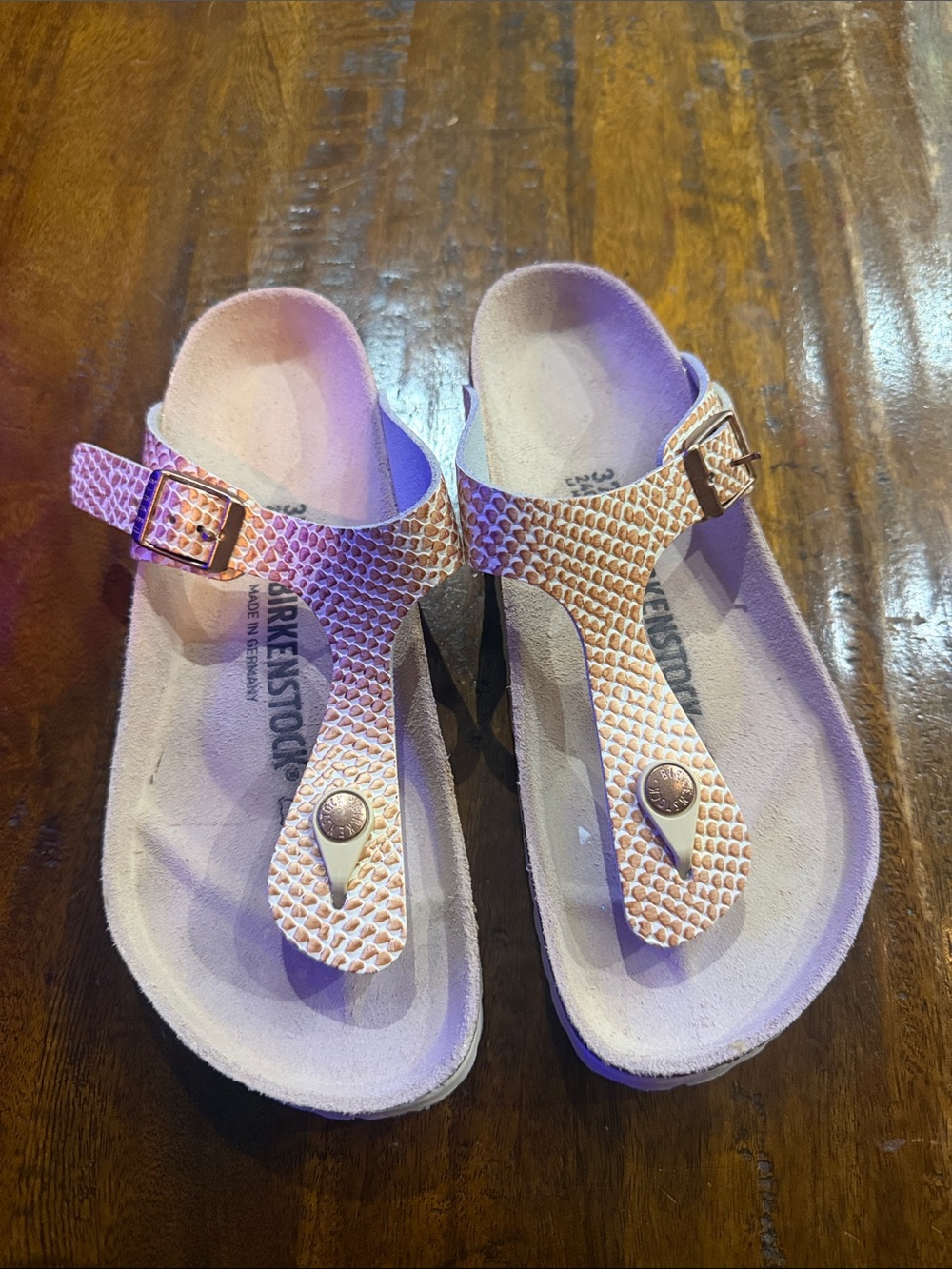 Birkenstock Gizeh Sandal in Metallic Scaled Rose. WORN ONE TIME!
